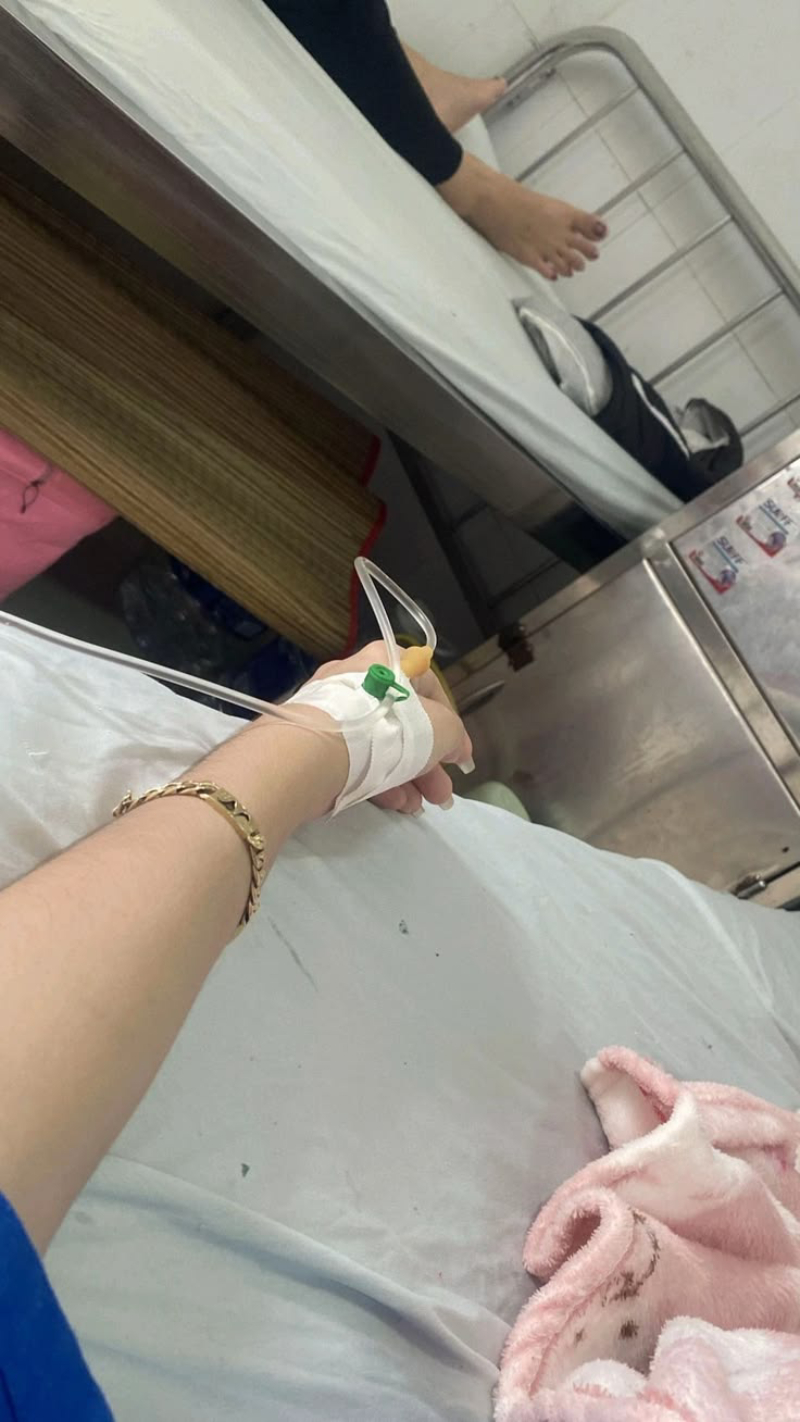 ảnh truyền nước ở tay nữ trong bệnh viện