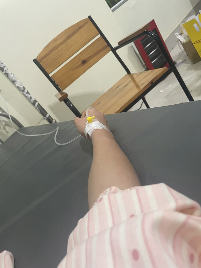 ảnh truyền nước ở tay nữ trong phòng bệnh