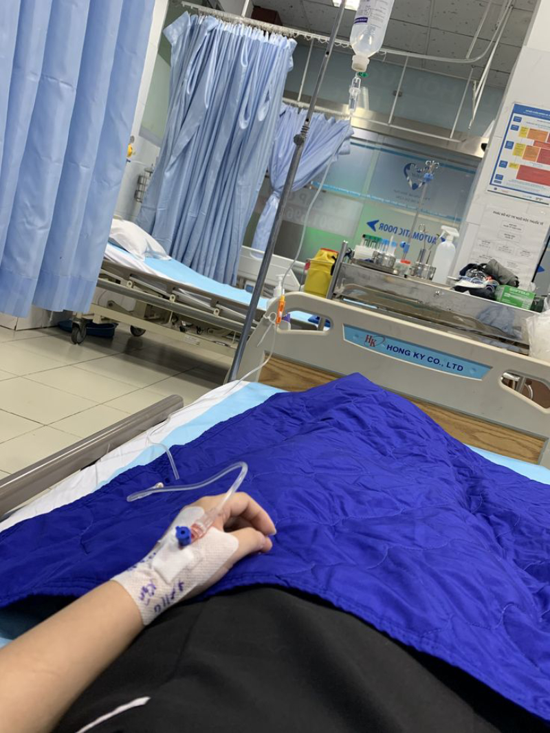 ảnh truyền nước ở tay nữ trong quá trình chăm sóc y tế