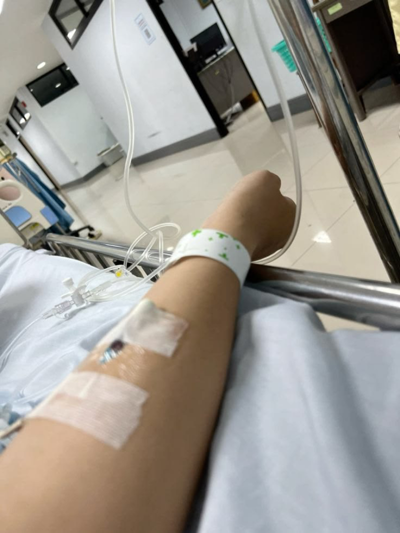 ảnh truyền nước ở tay nữ với băng cố định