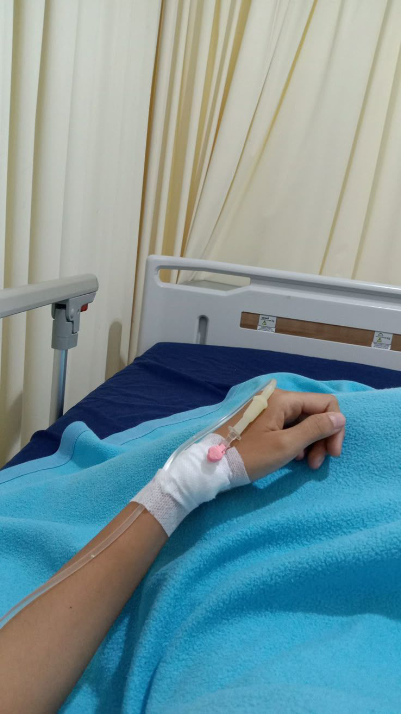 ảnh truyền nước ở tay nữ với chai dịch truyền