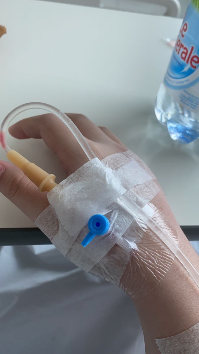 ảnh truyền nước ở tay nữ với chai truyền dịch