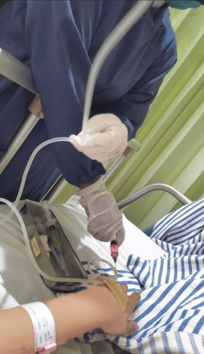 ảnh truyền nước ở tay nữ với dây truyền rõ ràng