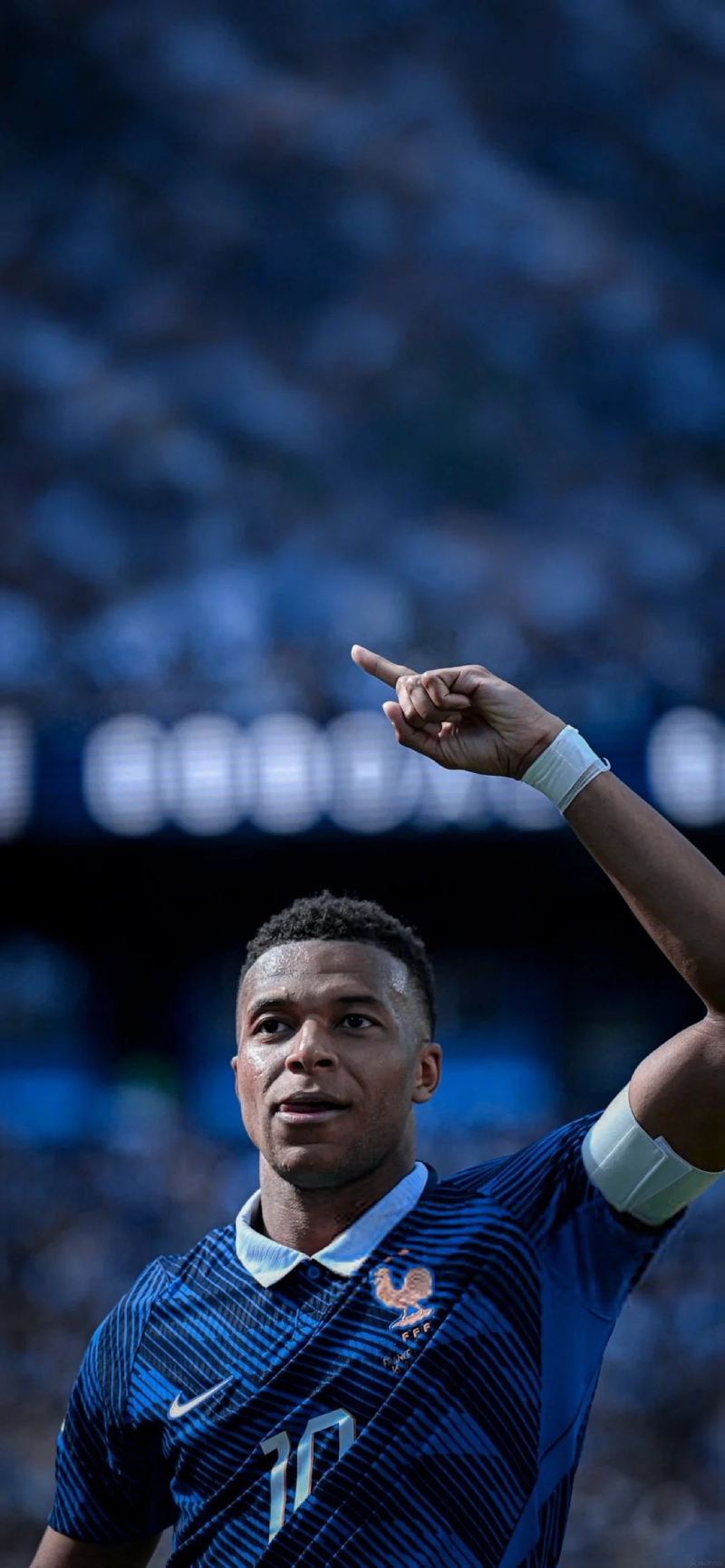 hình ảnh Kylian Mbappe thi đấu trên sân cỏ