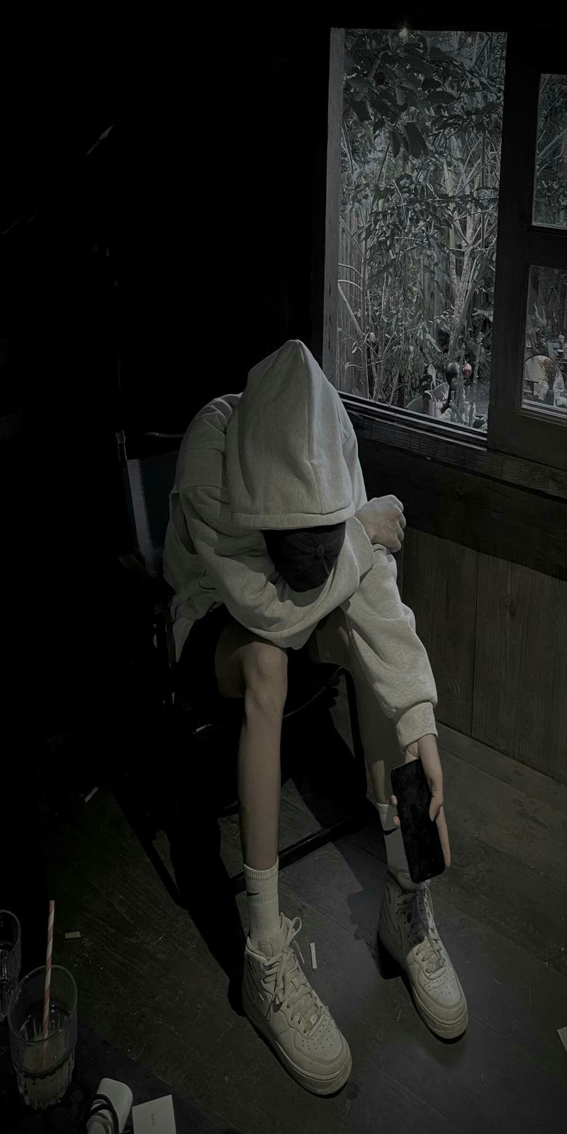 hình ảnh chàng trai buồn cô đơn