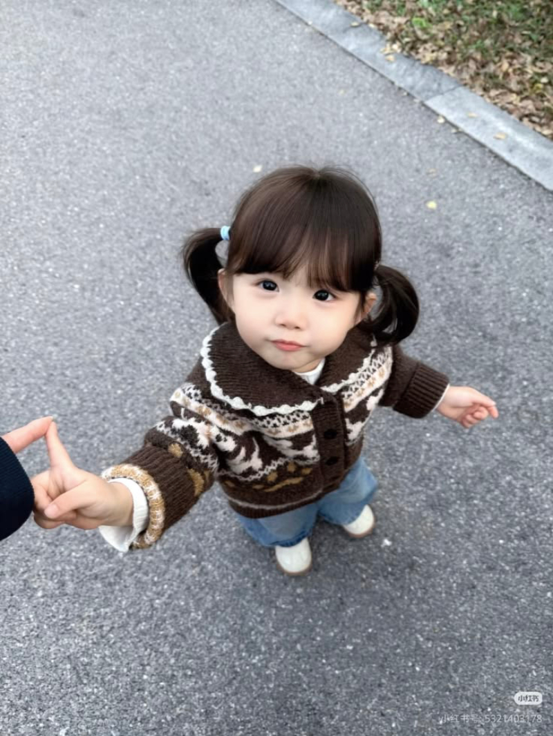 hình ảnh em bé ngộ nghĩnh và vui vẻ