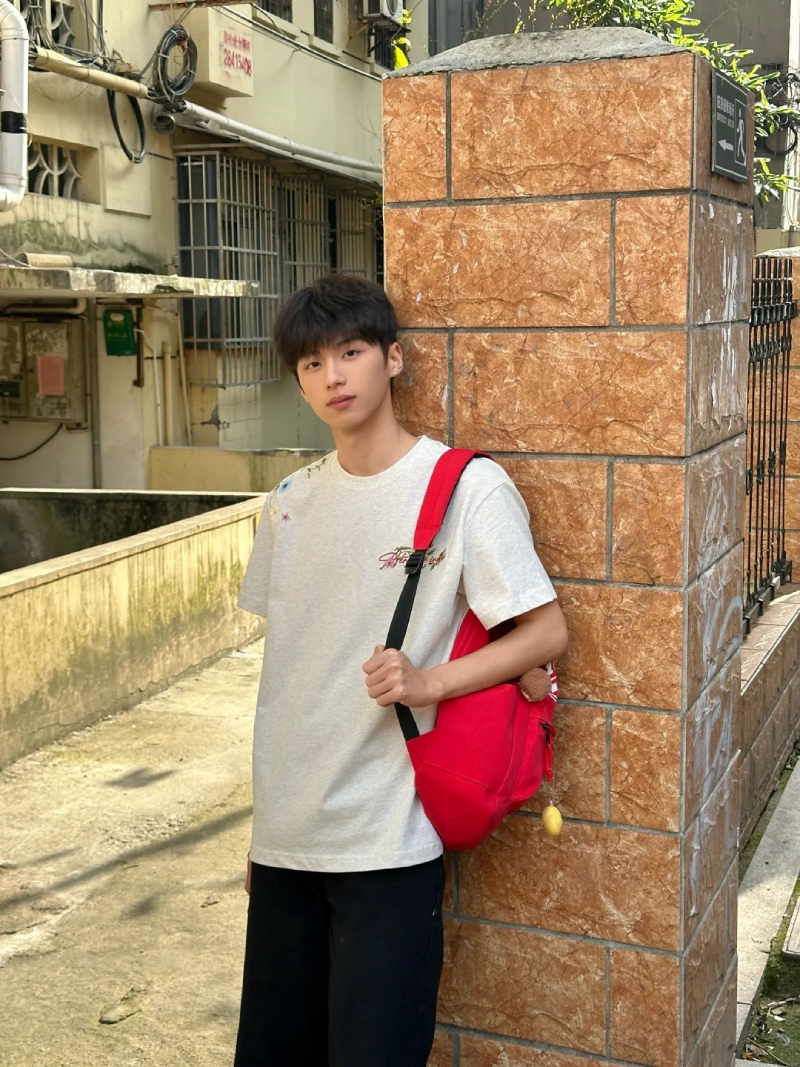 hình ảnh nam sinh vui vẻ và tự nhiên
