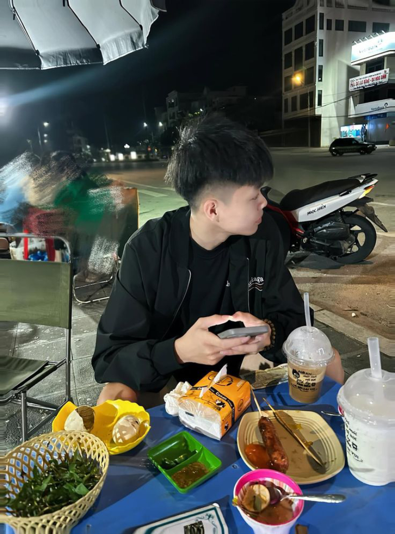 hình ảnh trai đẹp che mặt bên cửa sổ đầy nghệ thuật