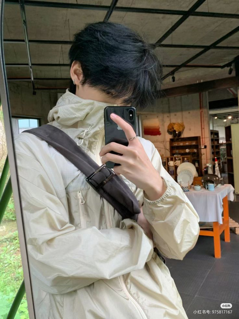 hình ảnh trai đẹp che mặt với trang phục cá tính