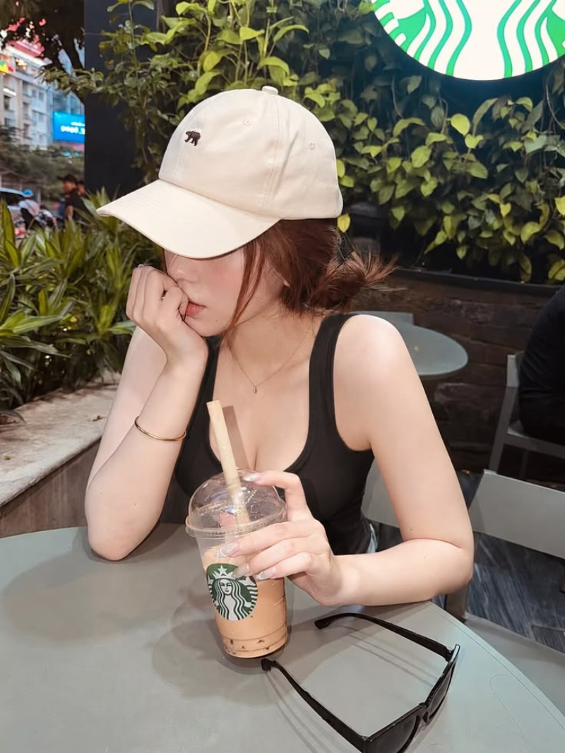 hình gái xinh che mặt bằng điện thoại