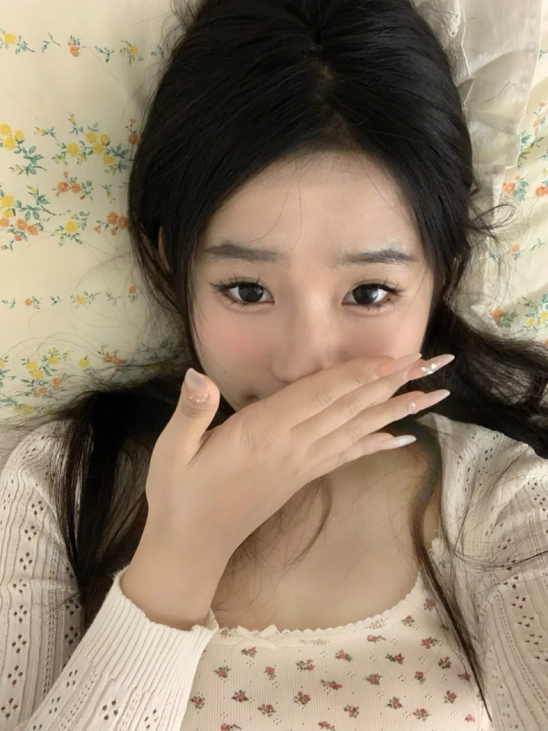 hình gái xinh che mặt phong cách cool ngầu