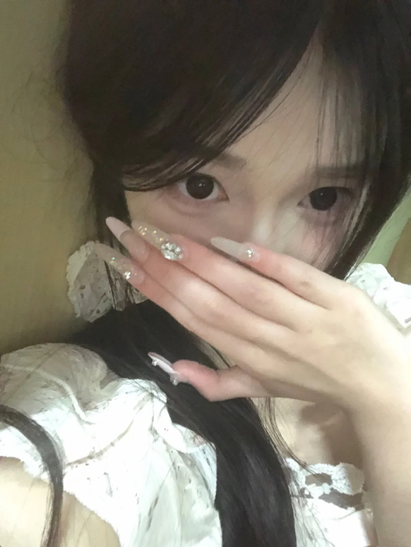 hình gái xinh che mặt sống ảo