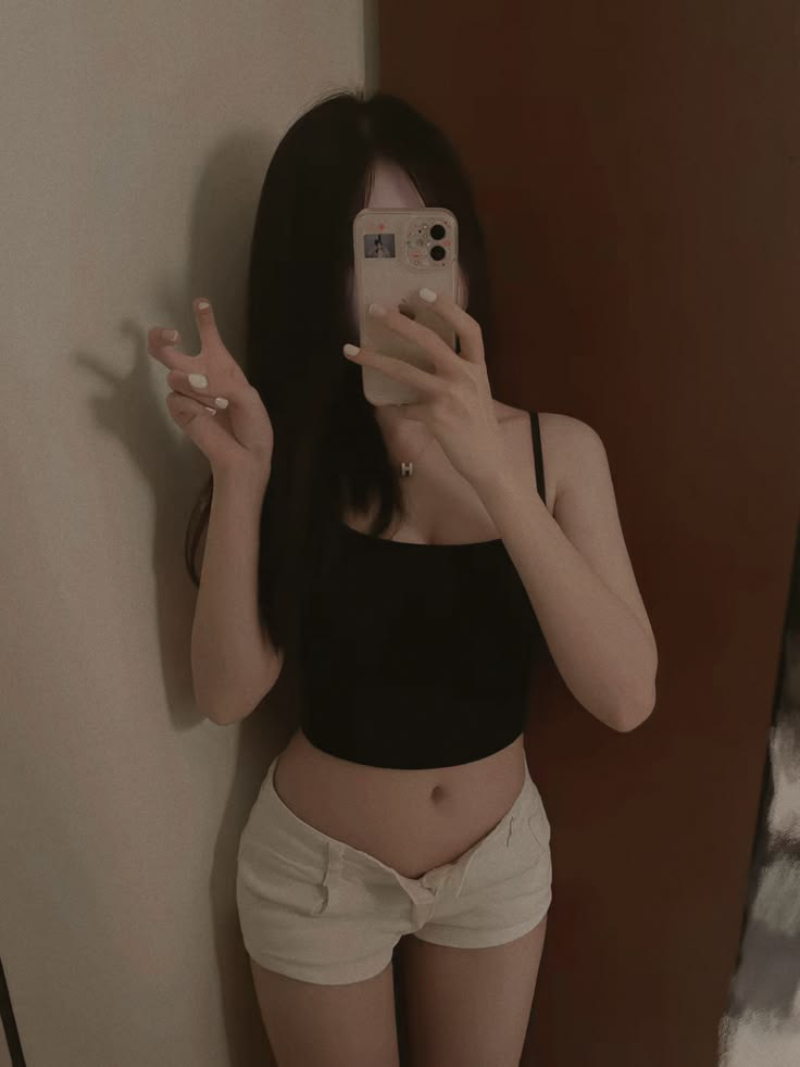 hình gái xinh che mặt tóc ngắn